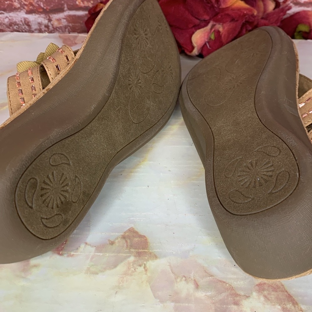 Cliff's by White Mountain Tan and Pink Beaded Floral Cupcake Comfort Wed… - Picture 10 of 13